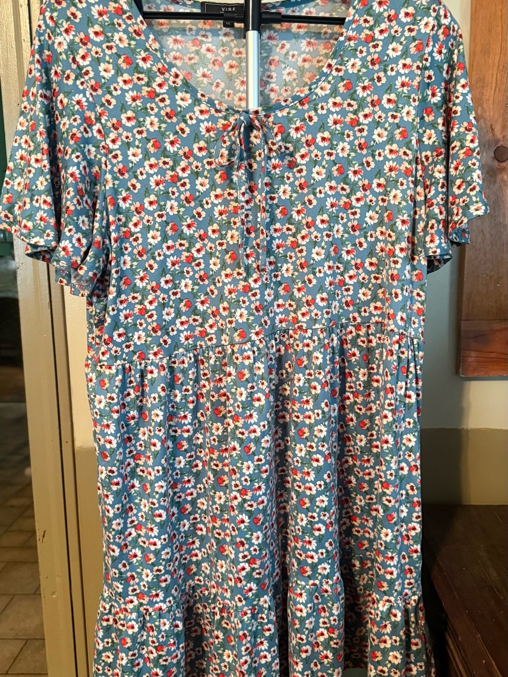 Casual Floral Tiered Dress with Tie Neck - 1X - Very Good